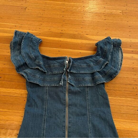 Guess Rosaleeah Chambray blue denim off the shoulder ruffle mini dress NWT - Picture 4 of 5